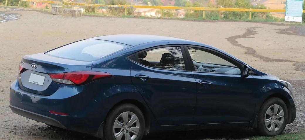 Hyundai Elantra V — вид сзади