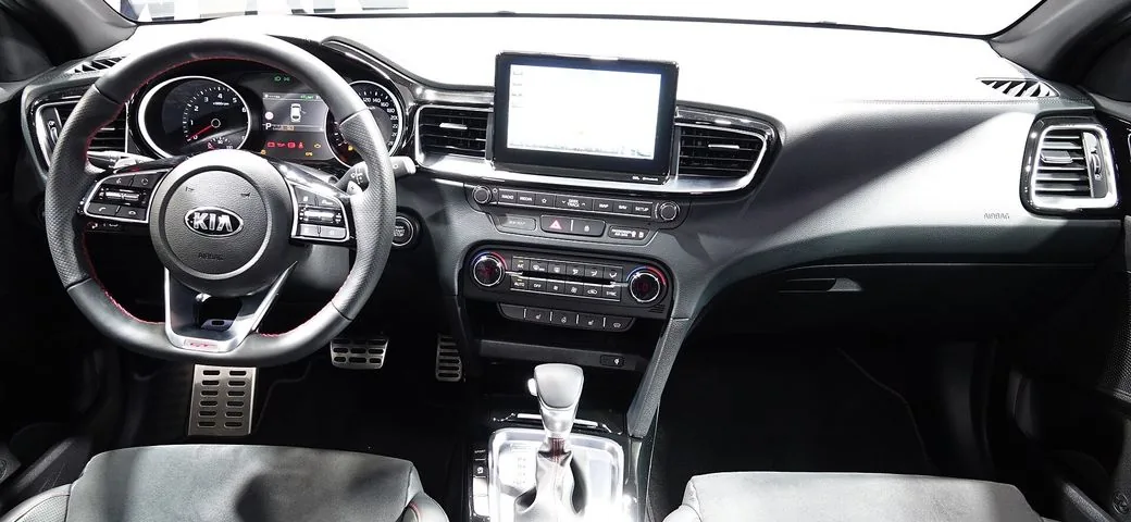 Салон Kia Ceed: торпедо и центральная консоль