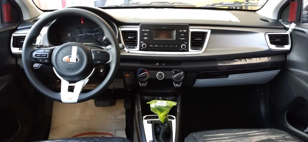 Салон Kia Rio: руль и приборная панель