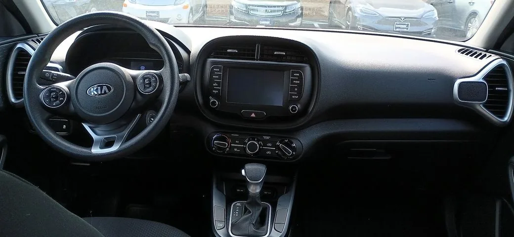 Салон Kia Soul: руль и приборная панель